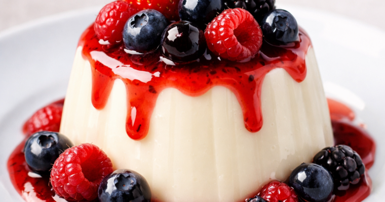 Panna Cotta ai Frutti di Bosco: Il Dolce al Cucchiaio Setoso e Irresistibile