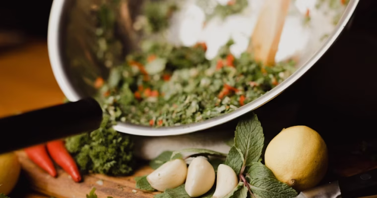 Salsa Chimichurri: Viaggio alle origini del condimento dei gauchos tra rotte oceaniche e libertà