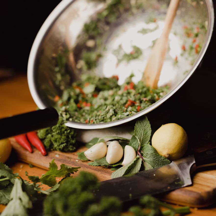 Salsa Chimichurri: Viaggio alle origini del condimento dei gauchos tra rotte oceaniche e libertà