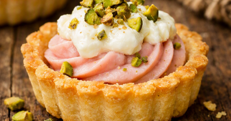 Tartellette di Frolla Salata con Mousse di Mortadella, Burrata e Pistacchi: Eleganti e Squisitissime
