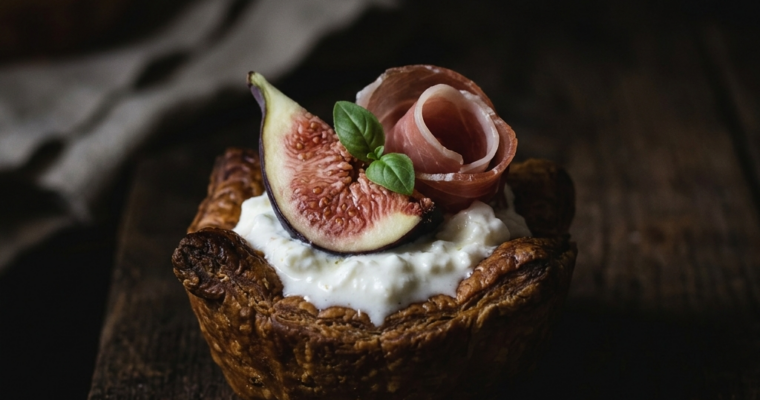 Cestini di Sfoglia con Stracciatella, Fichi e Prosciutto Crudo: L’Aperitivo Elegante e Irresistibile