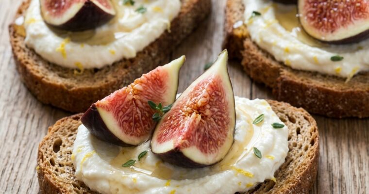 Crostini di Pane di Segale con Crema di Ricotta al Limone e Fichi Freschi: Eleganza Rustica e Sapore Unico